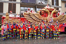 Rosenmontag Wecken Rathaus Umzug Heerlager 2026-02-16 096  Rosenmontag 2026 - Es sollte unser schönster Tag werden, aber das Wetter wollte es anders. Trotzdem wird er unvergesslich bleiben. Beim Wecken  vor dem WYNDHAM Hotel Duisburger Hof war es schon recht ungemütlich. Danach verbrachten wir ein paar schöne Stunden in unserem Rathaus, beim Prinzenfrühstück mit OB Sören Link. Pünktlich zum Start des Rosenmontagszugs geht es los mit dem Regen, bis auf kurze Momente hielt er an bis zum Ende des Zuges. Nachdem sich alle im König Pilsener Festzelt auf gewärmt hatten, kamen auf der Bühne die Verabschiedung von unserer Crew, Toni I., und der Kinderprinzencrew 2026. : DVPJ, Toni I, Jules I., Prinz Karneval, Prinz, Prinzessin Aileen I., Hofmarschälle, Page, Pagen, Paginnen, HDK, Duisburg, Karneval, Helau, Tollität, Event, Session 2025, Session 2025, HDK Duisburg, Hauptausschuss, Hauptausschuss Karneval Duisburg, Duisburg ist echt
