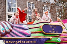 Rosenmontag Wecken Rathaus Umzug Heerlager 2026-02-16 100  Rosenmontag 2026 - Es sollte unser schönster Tag werden, aber das Wetter wollte es anders. Trotzdem wird er unvergesslich bleiben. Beim Wecken  vor dem WYNDHAM Hotel Duisburger Hof war es schon recht ungemütlich. Danach verbrachten wir ein paar schöne Stunden in unserem Rathaus, beim Prinzenfrühstück mit OB Sören Link. Pünktlich zum Start des Rosenmontagszugs geht es los mit dem Regen, bis auf kurze Momente hielt er an bis zum Ende des Zuges. Nachdem sich alle im König Pilsener Festzelt auf gewärmt hatten, kamen auf der Bühne die Verabschiedung von unserer Crew, Toni I., und der Kinderprinzencrew 2026. : DVPJ, Toni I, Jules I., Prinz Karneval, Prinz, Prinzessin Aileen I., Hofmarschälle, Page, Pagen, Paginnen, HDK, Duisburg, Karneval, Helau, Tollität, Event, Session 2025, Session 2025, HDK Duisburg, Hauptausschuss, Hauptausschuss Karneval Duisburg, Duisburg ist echt