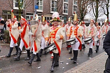 Rosenmontag Wecken Rathaus Umzug Heerlager 2026-02-16 103  Rosenmontag 2026 - Es sollte unser schönster Tag werden, aber das Wetter wollte es anders. Trotzdem wird er unvergesslich bleiben. Beim Wecken  vor dem WYNDHAM Hotel Duisburger Hof war es schon recht ungemütlich. Danach verbrachten wir ein paar schöne Stunden in unserem Rathaus, beim Prinzenfrühstück mit OB Sören Link. Pünktlich zum Start des Rosenmontagszugs geht es los mit dem Regen, bis auf kurze Momente hielt er an bis zum Ende des Zuges. Nachdem sich alle im König Pilsener Festzelt auf gewärmt hatten, kamen auf der Bühne die Verabschiedung von unserer Crew, Toni I., und der Kinderprinzencrew 2026. : DVPJ, Toni I, Jules I., Prinz Karneval, Prinz, Prinzessin Aileen I., Hofmarschälle, Page, Pagen, Paginnen, HDK, Duisburg, Karneval, Helau, Tollität, Event, Session 2025, Session 2025, HDK Duisburg, Hauptausschuss, Hauptausschuss Karneval Duisburg, Duisburg ist echt