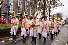 Rosenmontag Wecken Rathaus Umzug Heerlager 2026-02-16 104  Rosenmontag 2026 - Es sollte unser schönster Tag werden, aber das Wetter wollte es anders. Trotzdem wird er unvergesslich bleiben. Beim Wecken  vor dem WYNDHAM Hotel Duisburger Hof war es schon recht ungemütlich. Danach verbrachten wir ein paar schöne Stunden in unserem Rathaus, beim Prinzenfrühstück mit OB Sören Link. Pünktlich zum Start des Rosenmontagszugs geht es los mit dem Regen, bis auf kurze Momente hielt er an bis zum Ende des Zuges. Nachdem sich alle im König Pilsener Festzelt auf gewärmt hatten, kamen auf der Bühne die Verabschiedung von unserer Crew, Toni I., und der Kinderprinzencrew 2026. : DVPJ, Toni I, Jules I., Prinz Karneval, Prinz, Prinzessin Aileen I., Hofmarschälle, Page, Pagen, Paginnen, HDK, Duisburg, Karneval, Helau, Tollität, Event, Session 2025, Session 2025, HDK Duisburg, Hauptausschuss, Hauptausschuss Karneval Duisburg, Duisburg ist echt