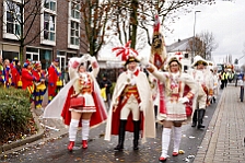 Rosenmontag Wecken Rathaus Umzug Heerlager 2026-02-16 105  Rosenmontag 2026 - Es sollte unser schönster Tag werden, aber das Wetter wollte es anders. Trotzdem wird er unvergesslich bleiben. Beim Wecken  vor dem WYNDHAM Hotel Duisburger Hof war es schon recht ungemütlich. Danach verbrachten wir ein paar schöne Stunden in unserem Rathaus, beim Prinzenfrühstück mit OB Sören Link. Pünktlich zum Start des Rosenmontagszugs geht es los mit dem Regen, bis auf kurze Momente hielt er an bis zum Ende des Zuges. Nachdem sich alle im König Pilsener Festzelt auf gewärmt hatten, kamen auf der Bühne die Verabschiedung von unserer Crew, Toni I., und der Kinderprinzencrew 2026. : DVPJ, Toni I, Jules I., Prinz Karneval, Prinz, Prinzessin Aileen I., Hofmarschälle, Page, Pagen, Paginnen, HDK, Duisburg, Karneval, Helau, Tollität, Event, Session 2025, Session 2025, HDK Duisburg, Hauptausschuss, Hauptausschuss Karneval Duisburg, Duisburg ist echt