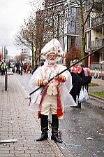 Rosenmontag Wecken Rathaus Umzug Heerlager 2026-02-16 106  Rosenmontag 2026 - Es sollte unser schönster Tag werden, aber das Wetter wollte es anders. Trotzdem wird er unvergesslich bleiben. Beim Wecken  vor dem WYNDHAM Hotel Duisburger Hof war es schon recht ungemütlich. Danach verbrachten wir ein paar schöne Stunden in unserem Rathaus, beim Prinzenfrühstück mit OB Sören Link. Pünktlich zum Start des Rosenmontagszugs geht es los mit dem Regen, bis auf kurze Momente hielt er an bis zum Ende des Zuges. Nachdem sich alle im König Pilsener Festzelt auf gewärmt hatten, kamen auf der Bühne die Verabschiedung von unserer Crew, Toni I., und der Kinderprinzencrew 2026. : DVPJ, Toni I, Jules I., Prinz Karneval, Prinz, Prinzessin Aileen I., Hofmarschälle, Page, Pagen, Paginnen, HDK, Duisburg, Karneval, Helau, Tollität, Event, Session 2025, Session 2025, HDK Duisburg, Hauptausschuss, Hauptausschuss Karneval Duisburg, Duisburg ist echt