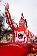 Rosenmontag Wecken Rathaus Umzug Heerlager 2026-02-16 109  Rosenmontag 2026 - Es sollte unser schönster Tag werden, aber das Wetter wollte es anders. Trotzdem wird er unvergesslich bleiben. Beim Wecken  vor dem WYNDHAM Hotel Duisburger Hof war es schon recht ungemütlich. Danach verbrachten wir ein paar schöne Stunden in unserem Rathaus, beim Prinzenfrühstück mit OB Sören Link. Pünktlich zum Start des Rosenmontagszugs geht es los mit dem Regen, bis auf kurze Momente hielt er an bis zum Ende des Zuges. Nachdem sich alle im König Pilsener Festzelt auf gewärmt hatten, kamen auf der Bühne die Verabschiedung von unserer Crew, Toni I., und der Kinderprinzencrew 2026. : DVPJ, Toni I, Jules I., Prinz Karneval, Prinz, Prinzessin Aileen I., Hofmarschälle, Page, Pagen, Paginnen, HDK, Duisburg, Karneval, Helau, Tollität, Event, Session 2025, Session 2025, HDK Duisburg, Hauptausschuss, Hauptausschuss Karneval Duisburg, Duisburg ist echt