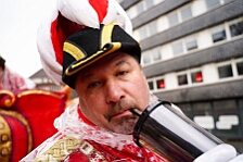 Rosenmontag Wecken Rathaus Umzug Heerlager 2026-02-16 110  Rosenmontag 2026 - Es sollte unser schönster Tag werden, aber das Wetter wollte es anders. Trotzdem wird er unvergesslich bleiben. Beim Wecken  vor dem WYNDHAM Hotel Duisburger Hof war es schon recht ungemütlich. Danach verbrachten wir ein paar schöne Stunden in unserem Rathaus, beim Prinzenfrühstück mit OB Sören Link. Pünktlich zum Start des Rosenmontagszugs geht es los mit dem Regen, bis auf kurze Momente hielt er an bis zum Ende des Zuges. Nachdem sich alle im König Pilsener Festzelt auf gewärmt hatten, kamen auf der Bühne die Verabschiedung von unserer Crew, Toni I., und der Kinderprinzencrew 2026. : DVPJ, Toni I, Jules I., Prinz Karneval, Prinz, Prinzessin Aileen I., Hofmarschälle, Page, Pagen, Paginnen, HDK, Duisburg, Karneval, Helau, Tollität, Event, Session 2025, Session 2025, HDK Duisburg, Hauptausschuss, Hauptausschuss Karneval Duisburg, Duisburg ist echt