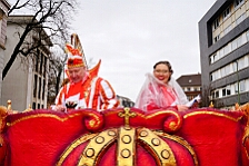 Rosenmontag Wecken Rathaus Umzug Heerlager 2026-02-16 111  Rosenmontag 2026 - Es sollte unser schönster Tag werden, aber das Wetter wollte es anders. Trotzdem wird er unvergesslich bleiben. Beim Wecken  vor dem WYNDHAM Hotel Duisburger Hof war es schon recht ungemütlich. Danach verbrachten wir ein paar schöne Stunden in unserem Rathaus, beim Prinzenfrühstück mit OB Sören Link. Pünktlich zum Start des Rosenmontagszugs geht es los mit dem Regen, bis auf kurze Momente hielt er an bis zum Ende des Zuges. Nachdem sich alle im König Pilsener Festzelt auf gewärmt hatten, kamen auf der Bühne die Verabschiedung von unserer Crew, Toni I., und der Kinderprinzencrew 2026. : DVPJ, Toni I, Jules I., Prinz Karneval, Prinz, Prinzessin Aileen I., Hofmarschälle, Page, Pagen, Paginnen, HDK, Duisburg, Karneval, Helau, Tollität, Event, Session 2025, Session 2025, HDK Duisburg, Hauptausschuss, Hauptausschuss Karneval Duisburg, Duisburg ist echt