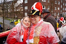 Rosenmontag Wecken Rathaus Umzug Heerlager 2026-02-16 112  Rosenmontag 2026 - Es sollte unser schönster Tag werden, aber das Wetter wollte es anders. Trotzdem wird er unvergesslich bleiben. Beim Wecken  vor dem WYNDHAM Hotel Duisburger Hof war es schon recht ungemütlich. Danach verbrachten wir ein paar schöne Stunden in unserem Rathaus, beim Prinzenfrühstück mit OB Sören Link. Pünktlich zum Start des Rosenmontagszugs geht es los mit dem Regen, bis auf kurze Momente hielt er an bis zum Ende des Zuges. Nachdem sich alle im König Pilsener Festzelt auf gewärmt hatten, kamen auf der Bühne die Verabschiedung von unserer Crew, Toni I., und der Kinderprinzencrew 2026. : DVPJ, Toni I, Jules I., Prinz Karneval, Prinz, Prinzessin Aileen I., Hofmarschälle, Page, Pagen, Paginnen, HDK, Duisburg, Karneval, Helau, Tollität, Event, Session 2025, Session 2025, HDK Duisburg, Hauptausschuss, Hauptausschuss Karneval Duisburg, Duisburg ist echt
