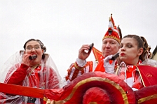 Rosenmontag Wecken Rathaus Umzug Heerlager 2026-02-16 114  Rosenmontag 2026 - Es sollte unser schönster Tag werden, aber das Wetter wollte es anders. Trotzdem wird er unvergesslich bleiben. Beim Wecken  vor dem WYNDHAM Hotel Duisburger Hof war es schon recht ungemütlich. Danach verbrachten wir ein paar schöne Stunden in unserem Rathaus, beim Prinzenfrühstück mit OB Sören Link. Pünktlich zum Start des Rosenmontagszugs geht es los mit dem Regen, bis auf kurze Momente hielt er an bis zum Ende des Zuges. Nachdem sich alle im König Pilsener Festzelt auf gewärmt hatten, kamen auf der Bühne die Verabschiedung von unserer Crew, Toni I., und der Kinderprinzencrew 2026. : DVPJ, Toni I, Jules I., Prinz Karneval, Prinz, Prinzessin Aileen I., Hofmarschälle, Page, Pagen, Paginnen, HDK, Duisburg, Karneval, Helau, Tollität, Event, Session 2025, Session 2025, HDK Duisburg, Hauptausschuss, Hauptausschuss Karneval Duisburg, Duisburg ist echt