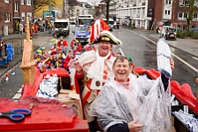 Rosenmontag Wecken Rathaus Umzug Heerlager 2026-02-16 115  Rosenmontag 2026 - Es sollte unser schönster Tag werden, aber das Wetter wollte es anders. Trotzdem wird er unvergesslich bleiben. Beim Wecken  vor dem WYNDHAM Hotel Duisburger Hof war es schon recht ungemütlich. Danach verbrachten wir ein paar schöne Stunden in unserem Rathaus, beim Prinzenfrühstück mit OB Sören Link. Pünktlich zum Start des Rosenmontagszugs geht es los mit dem Regen, bis auf kurze Momente hielt er an bis zum Ende des Zuges. Nachdem sich alle im König Pilsener Festzelt auf gewärmt hatten, kamen auf der Bühne die Verabschiedung von unserer Crew, Toni I., und der Kinderprinzencrew 2026. : DVPJ, Toni I, Jules I., Prinz Karneval, Prinz, Prinzessin Aileen I., Hofmarschälle, Page, Pagen, Paginnen, HDK, Duisburg, Karneval, Helau, Tollität, Event, Session 2025, Session 2025, HDK Duisburg, Hauptausschuss, Hauptausschuss Karneval Duisburg, Duisburg ist echt