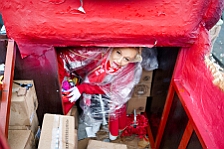 Rosenmontag Wecken Rathaus Umzug Heerlager 2026-02-16 116  Rosenmontag 2026 - Es sollte unser schönster Tag werden, aber das Wetter wollte es anders. Trotzdem wird er unvergesslich bleiben. Beim Wecken  vor dem WYNDHAM Hotel Duisburger Hof war es schon recht ungemütlich. Danach verbrachten wir ein paar schöne Stunden in unserem Rathaus, beim Prinzenfrühstück mit OB Sören Link. Pünktlich zum Start des Rosenmontagszugs geht es los mit dem Regen, bis auf kurze Momente hielt er an bis zum Ende des Zuges. Nachdem sich alle im König Pilsener Festzelt auf gewärmt hatten, kamen auf der Bühne die Verabschiedung von unserer Crew, Toni I., und der Kinderprinzencrew 2026. : DVPJ, Toni I, Jules I., Prinz Karneval, Prinz, Prinzessin Aileen I., Hofmarschälle, Page, Pagen, Paginnen, HDK, Duisburg, Karneval, Helau, Tollität, Event, Session 2025, Session 2025, HDK Duisburg, Hauptausschuss, Hauptausschuss Karneval Duisburg, Duisburg ist echt