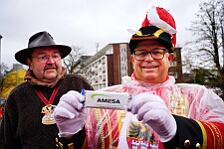 Rosenmontag Wecken Rathaus Umzug Heerlager 2026-02-16 117  Rosenmontag 2026 - Es sollte unser schönster Tag werden, aber das Wetter wollte es anders. Trotzdem wird er unvergesslich bleiben. Beim Wecken  vor dem WYNDHAM Hotel Duisburger Hof war es schon recht ungemütlich. Danach verbrachten wir ein paar schöne Stunden in unserem Rathaus, beim Prinzenfrühstück mit OB Sören Link. Pünktlich zum Start des Rosenmontagszugs geht es los mit dem Regen, bis auf kurze Momente hielt er an bis zum Ende des Zuges. Nachdem sich alle im König Pilsener Festzelt auf gewärmt hatten, kamen auf der Bühne die Verabschiedung von unserer Crew, Toni I., und der Kinderprinzencrew 2026. : DVPJ, Toni I, Jules I., Prinz Karneval, Prinz, Prinzessin Aileen I., Hofmarschälle, Page, Pagen, Paginnen, HDK, Duisburg, Karneval, Helau, Tollität, Event, Session 2025, Session 2025, HDK Duisburg, Hauptausschuss, Hauptausschuss Karneval Duisburg, Duisburg ist echt