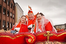 Rosenmontag Wecken Rathaus Umzug Heerlager 2026-02-16 120  Rosenmontag 2026 - Es sollte unser schönster Tag werden, aber das Wetter wollte es anders. Trotzdem wird er unvergesslich bleiben. Beim Wecken  vor dem WYNDHAM Hotel Duisburger Hof war es schon recht ungemütlich. Danach verbrachten wir ein paar schöne Stunden in unserem Rathaus, beim Prinzenfrühstück mit OB Sören Link. Pünktlich zum Start des Rosenmontagszugs geht es los mit dem Regen, bis auf kurze Momente hielt er an bis zum Ende des Zuges. Nachdem sich alle im König Pilsener Festzelt auf gewärmt hatten, kamen auf der Bühne die Verabschiedung von unserer Crew, Toni I., und der Kinderprinzencrew 2026. : DVPJ, Toni I, Jules I., Prinz Karneval, Prinz, Prinzessin Aileen I., Hofmarschälle, Page, Pagen, Paginnen, HDK, Duisburg, Karneval, Helau, Tollität, Event, Session 2025, Session 2025, HDK Duisburg, Hauptausschuss, Hauptausschuss Karneval Duisburg, Duisburg ist echt