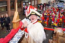 Rosenmontag Wecken Rathaus Umzug Heerlager 2026-02-16 123  Rosenmontag 2026 - Es sollte unser schönster Tag werden, aber das Wetter wollte es anders. Trotzdem wird er unvergesslich bleiben. Beim Wecken  vor dem WYNDHAM Hotel Duisburger Hof war es schon recht ungemütlich. Danach verbrachten wir ein paar schöne Stunden in unserem Rathaus, beim Prinzenfrühstück mit OB Sören Link. Pünktlich zum Start des Rosenmontagszugs geht es los mit dem Regen, bis auf kurze Momente hielt er an bis zum Ende des Zuges. Nachdem sich alle im König Pilsener Festzelt auf gewärmt hatten, kamen auf der Bühne die Verabschiedung von unserer Crew, Toni I., und der Kinderprinzencrew 2026. : DVPJ, Toni I, Jules I., Prinz Karneval, Prinz, Prinzessin Aileen I., Hofmarschälle, Page, Pagen, Paginnen, HDK, Duisburg, Karneval, Helau, Tollität, Event, Session 2025, Session 2025, HDK Duisburg, Hauptausschuss, Hauptausschuss Karneval Duisburg, Duisburg ist echt