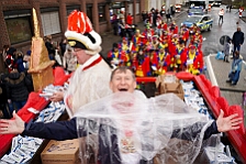 Rosenmontag Wecken Rathaus Umzug Heerlager 2026-02-16 124  Rosenmontag 2026 - Es sollte unser schönster Tag werden, aber das Wetter wollte es anders. Trotzdem wird er unvergesslich bleiben. Beim Wecken  vor dem WYNDHAM Hotel Duisburger Hof war es schon recht ungemütlich. Danach verbrachten wir ein paar schöne Stunden in unserem Rathaus, beim Prinzenfrühstück mit OB Sören Link. Pünktlich zum Start des Rosenmontagszugs geht es los mit dem Regen, bis auf kurze Momente hielt er an bis zum Ende des Zuges. Nachdem sich alle im König Pilsener Festzelt auf gewärmt hatten, kamen auf der Bühne die Verabschiedung von unserer Crew, Toni I., und der Kinderprinzencrew 2026. : DVPJ, Toni I, Jules I., Prinz Karneval, Prinz, Prinzessin Aileen I., Hofmarschälle, Page, Pagen, Paginnen, HDK, Duisburg, Karneval, Helau, Tollität, Event, Session 2025, Session 2025, HDK Duisburg, Hauptausschuss, Hauptausschuss Karneval Duisburg, Duisburg ist echt