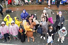 Rosenmontag Wecken Rathaus Umzug Heerlager 2026-02-16 126  Rosenmontag 2026 - Es sollte unser schönster Tag werden, aber das Wetter wollte es anders. Trotzdem wird er unvergesslich bleiben. Beim Wecken  vor dem WYNDHAM Hotel Duisburger Hof war es schon recht ungemütlich. Danach verbrachten wir ein paar schöne Stunden in unserem Rathaus, beim Prinzenfrühstück mit OB Sören Link. Pünktlich zum Start des Rosenmontagszugs geht es los mit dem Regen, bis auf kurze Momente hielt er an bis zum Ende des Zuges. Nachdem sich alle im König Pilsener Festzelt auf gewärmt hatten, kamen auf der Bühne die Verabschiedung von unserer Crew, Toni I., und der Kinderprinzencrew 2026. : DVPJ, Toni I, Jules I., Prinz Karneval, Prinz, Prinzessin Aileen I., Hofmarschälle, Page, Pagen, Paginnen, HDK, Duisburg, Karneval, Helau, Tollität, Event, Session 2025, Session 2025, HDK Duisburg, Hauptausschuss, Hauptausschuss Karneval Duisburg, Duisburg ist echt