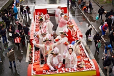 Rosenmontag Wecken Rathaus Umzug Heerlager 2026-02-16 129  Rosenmontag 2026 - Es sollte unser schönster Tag werden, aber das Wetter wollte es anders. Trotzdem wird er unvergesslich bleiben. Beim Wecken  vor dem WYNDHAM Hotel Duisburger Hof war es schon recht ungemütlich. Danach verbrachten wir ein paar schöne Stunden in unserem Rathaus, beim Prinzenfrühstück mit OB Sören Link. Pünktlich zum Start des Rosenmontagszugs geht es los mit dem Regen, bis auf kurze Momente hielt er an bis zum Ende des Zuges. Nachdem sich alle im König Pilsener Festzelt auf gewärmt hatten, kamen auf der Bühne die Verabschiedung von unserer Crew, Toni I., und der Kinderprinzencrew 2026. : DVPJ, Toni I, Jules I., Prinz Karneval, Prinz, Prinzessin Aileen I., Hofmarschälle, Page, Pagen, Paginnen, HDK, Duisburg, Karneval, Helau, Tollität, Event, Session 2025, Session 2025, HDK Duisburg, Hauptausschuss, Hauptausschuss Karneval Duisburg, Duisburg ist echt
