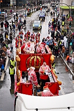 Rosenmontag Wecken Rathaus Umzug Heerlager 2026-02-16 131  Rosenmontag 2026 - Es sollte unser schönster Tag werden, aber das Wetter wollte es anders. Trotzdem wird er unvergesslich bleiben. Beim Wecken  vor dem WYNDHAM Hotel Duisburger Hof war es schon recht ungemütlich. Danach verbrachten wir ein paar schöne Stunden in unserem Rathaus, beim Prinzenfrühstück mit OB Sören Link. Pünktlich zum Start des Rosenmontagszugs geht es los mit dem Regen, bis auf kurze Momente hielt er an bis zum Ende des Zuges. Nachdem sich alle im König Pilsener Festzelt auf gewärmt hatten, kamen auf der Bühne die Verabschiedung von unserer Crew, Toni I., und der Kinderprinzencrew 2026. : DVPJ, Toni I, Jules I., Prinz Karneval, Prinz, Prinzessin Aileen I., Hofmarschälle, Page, Pagen, Paginnen, HDK, Duisburg, Karneval, Helau, Tollität, Event, Session 2025, Session 2025, HDK Duisburg, Hauptausschuss, Hauptausschuss Karneval Duisburg, Duisburg ist echt