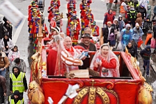 Rosenmontag Wecken Rathaus Umzug Heerlager 2026-02-16 132  Rosenmontag 2026 - Es sollte unser schönster Tag werden, aber das Wetter wollte es anders. Trotzdem wird er unvergesslich bleiben. Beim Wecken  vor dem WYNDHAM Hotel Duisburger Hof war es schon recht ungemütlich. Danach verbrachten wir ein paar schöne Stunden in unserem Rathaus, beim Prinzenfrühstück mit OB Sören Link. Pünktlich zum Start des Rosenmontagszugs geht es los mit dem Regen, bis auf kurze Momente hielt er an bis zum Ende des Zuges. Nachdem sich alle im König Pilsener Festzelt auf gewärmt hatten, kamen auf der Bühne die Verabschiedung von unserer Crew, Toni I., und der Kinderprinzencrew 2026. : DVPJ, Toni I, Jules I., Prinz Karneval, Prinz, Prinzessin Aileen I., Hofmarschälle, Page, Pagen, Paginnen, HDK, Duisburg, Karneval, Helau, Tollität, Event, Session 2025, Session 2025, HDK Duisburg, Hauptausschuss, Hauptausschuss Karneval Duisburg, Duisburg ist echt
