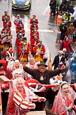 Rosenmontag Wecken Rathaus Umzug Heerlager 2026-02-16 133  Rosenmontag 2026 - Es sollte unser schönster Tag werden, aber das Wetter wollte es anders. Trotzdem wird er unvergesslich bleiben. Beim Wecken  vor dem WYNDHAM Hotel Duisburger Hof war es schon recht ungemütlich. Danach verbrachten wir ein paar schöne Stunden in unserem Rathaus, beim Prinzenfrühstück mit OB Sören Link. Pünktlich zum Start des Rosenmontagszugs geht es los mit dem Regen, bis auf kurze Momente hielt er an bis zum Ende des Zuges. Nachdem sich alle im König Pilsener Festzelt auf gewärmt hatten, kamen auf der Bühne die Verabschiedung von unserer Crew, Toni I., und der Kinderprinzencrew 2026. : DVPJ, Toni I, Jules I., Prinz Karneval, Prinz, Prinzessin Aileen I., Hofmarschälle, Page, Pagen, Paginnen, HDK, Duisburg, Karneval, Helau, Tollität, Event, Session 2025, Session 2025, HDK Duisburg, Hauptausschuss, Hauptausschuss Karneval Duisburg, Duisburg ist echt