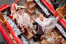 Rosenmontag Wecken Rathaus Umzug Heerlager 2026-02-16 135  Rosenmontag 2026 - Es sollte unser schönster Tag werden, aber das Wetter wollte es anders. Trotzdem wird er unvergesslich bleiben. Beim Wecken  vor dem WYNDHAM Hotel Duisburger Hof war es schon recht ungemütlich. Danach verbrachten wir ein paar schöne Stunden in unserem Rathaus, beim Prinzenfrühstück mit OB Sören Link. Pünktlich zum Start des Rosenmontagszugs geht es los mit dem Regen, bis auf kurze Momente hielt er an bis zum Ende des Zuges. Nachdem sich alle im König Pilsener Festzelt auf gewärmt hatten, kamen auf der Bühne die Verabschiedung von unserer Crew, Toni I., und der Kinderprinzencrew 2026. : DVPJ, Toni I, Jules I., Prinz Karneval, Prinz, Prinzessin Aileen I., Hofmarschälle, Page, Pagen, Paginnen, HDK, Duisburg, Karneval, Helau, Tollität, Event, Session 2025, Session 2025, HDK Duisburg, Hauptausschuss, Hauptausschuss Karneval Duisburg, Duisburg ist echt