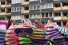 Rosenmontag Wecken Rathaus Umzug Heerlager 2026-02-16 136  Rosenmontag 2026 - Es sollte unser schönster Tag werden, aber das Wetter wollte es anders. Trotzdem wird er unvergesslich bleiben. Beim Wecken  vor dem WYNDHAM Hotel Duisburger Hof war es schon recht ungemütlich. Danach verbrachten wir ein paar schöne Stunden in unserem Rathaus, beim Prinzenfrühstück mit OB Sören Link. Pünktlich zum Start des Rosenmontagszugs geht es los mit dem Regen, bis auf kurze Momente hielt er an bis zum Ende des Zuges. Nachdem sich alle im König Pilsener Festzelt auf gewärmt hatten, kamen auf der Bühne die Verabschiedung von unserer Crew, Toni I., und der Kinderprinzencrew 2026. : DVPJ, Toni I, Jules I., Prinz Karneval, Prinz, Prinzessin Aileen I., Hofmarschälle, Page, Pagen, Paginnen, HDK, Duisburg, Karneval, Helau, Tollität, Event, Session 2025, Session 2025, HDK Duisburg, Hauptausschuss, Hauptausschuss Karneval Duisburg, Duisburg ist echt