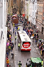 Rosenmontag Wecken Rathaus Umzug Heerlager 2026-02-16 137  Rosenmontag 2026 - Es sollte unser schönster Tag werden, aber das Wetter wollte es anders. Trotzdem wird er unvergesslich bleiben. Beim Wecken  vor dem WYNDHAM Hotel Duisburger Hof war es schon recht ungemütlich. Danach verbrachten wir ein paar schöne Stunden in unserem Rathaus, beim Prinzenfrühstück mit OB Sören Link. Pünktlich zum Start des Rosenmontagszugs geht es los mit dem Regen, bis auf kurze Momente hielt er an bis zum Ende des Zuges. Nachdem sich alle im König Pilsener Festzelt auf gewärmt hatten, kamen auf der Bühne die Verabschiedung von unserer Crew, Toni I., und der Kinderprinzencrew 2026. : DVPJ, Toni I, Jules I., Prinz Karneval, Prinz, Prinzessin Aileen I., Hofmarschälle, Page, Pagen, Paginnen, HDK, Duisburg, Karneval, Helau, Tollität, Event, Session 2025, Session 2025, HDK Duisburg, Hauptausschuss, Hauptausschuss Karneval Duisburg, Duisburg ist echt