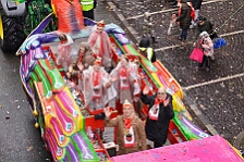 Rosenmontag Wecken Rathaus Umzug Heerlager 2026-02-16 138  Rosenmontag 2026 - Es sollte unser schönster Tag werden, aber das Wetter wollte es anders. Trotzdem wird er unvergesslich bleiben. Beim Wecken  vor dem WYNDHAM Hotel Duisburger Hof war es schon recht ungemütlich. Danach verbrachten wir ein paar schöne Stunden in unserem Rathaus, beim Prinzenfrühstück mit OB Sören Link. Pünktlich zum Start des Rosenmontagszugs geht es los mit dem Regen, bis auf kurze Momente hielt er an bis zum Ende des Zuges. Nachdem sich alle im König Pilsener Festzelt auf gewärmt hatten, kamen auf der Bühne die Verabschiedung von unserer Crew, Toni I., und der Kinderprinzencrew 2026. : DVPJ, Toni I, Jules I., Prinz Karneval, Prinz, Prinzessin Aileen I., Hofmarschälle, Page, Pagen, Paginnen, HDK, Duisburg, Karneval, Helau, Tollität, Event, Session 2025, Session 2025, HDK Duisburg, Hauptausschuss, Hauptausschuss Karneval Duisburg, Duisburg ist echt