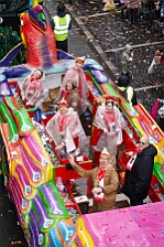 Rosenmontag Wecken Rathaus Umzug Heerlager 2026-02-16 139  Rosenmontag 2026 - Es sollte unser schönster Tag werden, aber das Wetter wollte es anders. Trotzdem wird er unvergesslich bleiben. Beim Wecken  vor dem WYNDHAM Hotel Duisburger Hof war es schon recht ungemütlich. Danach verbrachten wir ein paar schöne Stunden in unserem Rathaus, beim Prinzenfrühstück mit OB Sören Link. Pünktlich zum Start des Rosenmontagszugs geht es los mit dem Regen, bis auf kurze Momente hielt er an bis zum Ende des Zuges. Nachdem sich alle im König Pilsener Festzelt auf gewärmt hatten, kamen auf der Bühne die Verabschiedung von unserer Crew, Toni I., und der Kinderprinzencrew 2026. : DVPJ, Toni I, Jules I., Prinz Karneval, Prinz, Prinzessin Aileen I., Hofmarschälle, Page, Pagen, Paginnen, HDK, Duisburg, Karneval, Helau, Tollität, Event, Session 2025, Session 2025, HDK Duisburg, Hauptausschuss, Hauptausschuss Karneval Duisburg, Duisburg ist echt
