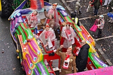 Rosenmontag Wecken Rathaus Umzug Heerlager 2026-02-16 140  Rosenmontag 2026 - Es sollte unser schönster Tag werden, aber das Wetter wollte es anders. Trotzdem wird er unvergesslich bleiben. Beim Wecken  vor dem WYNDHAM Hotel Duisburger Hof war es schon recht ungemütlich. Danach verbrachten wir ein paar schöne Stunden in unserem Rathaus, beim Prinzenfrühstück mit OB Sören Link. Pünktlich zum Start des Rosenmontagszugs geht es los mit dem Regen, bis auf kurze Momente hielt er an bis zum Ende des Zuges. Nachdem sich alle im König Pilsener Festzelt auf gewärmt hatten, kamen auf der Bühne die Verabschiedung von unserer Crew, Toni I., und der Kinderprinzencrew 2026. : DVPJ, Toni I, Jules I., Prinz Karneval, Prinz, Prinzessin Aileen I., Hofmarschälle, Page, Pagen, Paginnen, HDK, Duisburg, Karneval, Helau, Tollität, Event, Session 2025, Session 2025, HDK Duisburg, Hauptausschuss, Hauptausschuss Karneval Duisburg, Duisburg ist echt