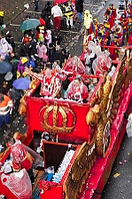 Rosenmontag Wecken Rathaus Umzug Heerlager 2026-02-16 141  Rosenmontag 2026 - Es sollte unser schönster Tag werden, aber das Wetter wollte es anders. Trotzdem wird er unvergesslich bleiben. Beim Wecken  vor dem WYNDHAM Hotel Duisburger Hof war es schon recht ungemütlich. Danach verbrachten wir ein paar schöne Stunden in unserem Rathaus, beim Prinzenfrühstück mit OB Sören Link. Pünktlich zum Start des Rosenmontagszugs geht es los mit dem Regen, bis auf kurze Momente hielt er an bis zum Ende des Zuges. Nachdem sich alle im König Pilsener Festzelt auf gewärmt hatten, kamen auf der Bühne die Verabschiedung von unserer Crew, Toni I., und der Kinderprinzencrew 2026. : DVPJ, Toni I, Jules I., Prinz Karneval, Prinz, Prinzessin Aileen I., Hofmarschälle, Page, Pagen, Paginnen, HDK, Duisburg, Karneval, Helau, Tollität, Event, Session 2025, Session 2025, HDK Duisburg, Hauptausschuss, Hauptausschuss Karneval Duisburg, Duisburg ist echt