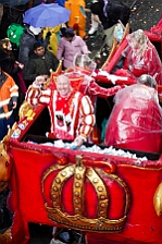 Rosenmontag Wecken Rathaus Umzug Heerlager 2026-02-16 142  Rosenmontag 2026 - Es sollte unser schönster Tag werden, aber das Wetter wollte es anders. Trotzdem wird er unvergesslich bleiben. Beim Wecken  vor dem WYNDHAM Hotel Duisburger Hof war es schon recht ungemütlich. Danach verbrachten wir ein paar schöne Stunden in unserem Rathaus, beim Prinzenfrühstück mit OB Sören Link. Pünktlich zum Start des Rosenmontagszugs geht es los mit dem Regen, bis auf kurze Momente hielt er an bis zum Ende des Zuges. Nachdem sich alle im König Pilsener Festzelt auf gewärmt hatten, kamen auf der Bühne die Verabschiedung von unserer Crew, Toni I., und der Kinderprinzencrew 2026. : DVPJ, Toni I, Jules I., Prinz Karneval, Prinz, Prinzessin Aileen I., Hofmarschälle, Page, Pagen, Paginnen, HDK, Duisburg, Karneval, Helau, Tollität, Event, Session 2025, Session 2025, HDK Duisburg, Hauptausschuss, Hauptausschuss Karneval Duisburg, Duisburg ist echt