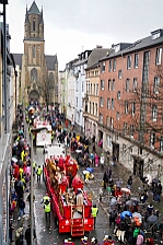 Rosenmontag Wecken Rathaus Umzug Heerlager 2026-02-16 143  Rosenmontag 2026 - Es sollte unser schönster Tag werden, aber das Wetter wollte es anders. Trotzdem wird er unvergesslich bleiben. Beim Wecken  vor dem WYNDHAM Hotel Duisburger Hof war es schon recht ungemütlich. Danach verbrachten wir ein paar schöne Stunden in unserem Rathaus, beim Prinzenfrühstück mit OB Sören Link. Pünktlich zum Start des Rosenmontagszugs geht es los mit dem Regen, bis auf kurze Momente hielt er an bis zum Ende des Zuges. Nachdem sich alle im König Pilsener Festzelt auf gewärmt hatten, kamen auf der Bühne die Verabschiedung von unserer Crew, Toni I., und der Kinderprinzencrew 2026. : DVPJ, Toni I, Jules I., Prinz Karneval, Prinz, Prinzessin Aileen I., Hofmarschälle, Page, Pagen, Paginnen, HDK, Duisburg, Karneval, Helau, Tollität, Event, Session 2025, Session 2025, HDK Duisburg, Hauptausschuss, Hauptausschuss Karneval Duisburg, Duisburg ist echt