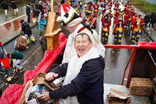 Rosenmontag Wecken Rathaus Umzug Heerlager 2026-02-16 148  Rosenmontag 2026 - Es sollte unser schönster Tag werden, aber das Wetter wollte es anders. Trotzdem wird er unvergesslich bleiben. Beim Wecken  vor dem WYNDHAM Hotel Duisburger Hof war es schon recht ungemütlich. Danach verbrachten wir ein paar schöne Stunden in unserem Rathaus, beim Prinzenfrühstück mit OB Sören Link. Pünktlich zum Start des Rosenmontagszugs geht es los mit dem Regen, bis auf kurze Momente hielt er an bis zum Ende des Zuges. Nachdem sich alle im König Pilsener Festzelt auf gewärmt hatten, kamen auf der Bühne die Verabschiedung von unserer Crew, Toni I., und der Kinderprinzencrew 2026. : DVPJ, Toni I, Jules I., Prinz Karneval, Prinz, Prinzessin Aileen I., Hofmarschälle, Page, Pagen, Paginnen, HDK, Duisburg, Karneval, Helau, Tollität, Event, Session 2025, Session 2025, HDK Duisburg, Hauptausschuss, Hauptausschuss Karneval Duisburg, Duisburg ist echt