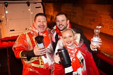 Rosenmontag Wecken Rathaus Umzug Heerlager 2026-02-16 151  Rosenmontag 2026 - Es sollte unser schönster Tag werden, aber das Wetter wollte es anders. Trotzdem wird er unvergesslich bleiben. Beim Wecken  vor dem WYNDHAM Hotel Duisburger Hof war es schon recht ungemütlich. Danach verbrachten wir ein paar schöne Stunden in unserem Rathaus, beim Prinzenfrühstück mit OB Sören Link. Pünktlich zum Start des Rosenmontagszugs geht es los mit dem Regen, bis auf kurze Momente hielt er an bis zum Ende des Zuges. Nachdem sich alle im König Pilsener Festzelt auf gewärmt hatten, kamen auf der Bühne die Verabschiedung von unserer Crew, Toni I., und der Kinderprinzencrew 2026. : DVPJ, Toni I, Jules I., Prinz Karneval, Prinz, Prinzessin Aileen I., Hofmarschälle, Page, Pagen, Paginnen, HDK, Duisburg, Karneval, Helau, Tollität, Event, Session 2025, Session 2025, HDK Duisburg, Hauptausschuss, Hauptausschuss Karneval Duisburg, Duisburg ist echt