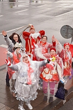 Rosenmontag Wecken Rathaus Umzug Heerlager 2026-02-16 152  Rosenmontag 2026 - Es sollte unser schönster Tag werden, aber das Wetter wollte es anders. Trotzdem wird er unvergesslich bleiben. Beim Wecken  vor dem WYNDHAM Hotel Duisburger Hof war es schon recht ungemütlich. Danach verbrachten wir ein paar schöne Stunden in unserem Rathaus, beim Prinzenfrühstück mit OB Sören Link. Pünktlich zum Start des Rosenmontagszugs geht es los mit dem Regen, bis auf kurze Momente hielt er an bis zum Ende des Zuges. Nachdem sich alle im König Pilsener Festzelt auf gewärmt hatten, kamen auf der Bühne die Verabschiedung von unserer Crew, Toni I., und der Kinderprinzencrew 2026. : DVPJ, Toni I, Jules I., Prinz Karneval, Prinz, Prinzessin Aileen I., Hofmarschälle, Page, Pagen, Paginnen, HDK, Duisburg, Karneval, Helau, Tollität, Event, Session 2025, Session 2025, HDK Duisburg, Hauptausschuss, Hauptausschuss Karneval Duisburg, Duisburg ist echt