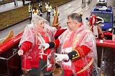 Rosenmontag Wecken Rathaus Umzug Heerlager 2026-02-16 153  Rosenmontag 2026 - Es sollte unser schönster Tag werden, aber das Wetter wollte es anders. Trotzdem wird er unvergesslich bleiben. Beim Wecken  vor dem WYNDHAM Hotel Duisburger Hof war es schon recht ungemütlich. Danach verbrachten wir ein paar schöne Stunden in unserem Rathaus, beim Prinzenfrühstück mit OB Sören Link. Pünktlich zum Start des Rosenmontagszugs geht es los mit dem Regen, bis auf kurze Momente hielt er an bis zum Ende des Zuges. Nachdem sich alle im König Pilsener Festzelt auf gewärmt hatten, kamen auf der Bühne die Verabschiedung von unserer Crew, Toni I., und der Kinderprinzencrew 2026. : DVPJ, Toni I, Jules I., Prinz Karneval, Prinz, Prinzessin Aileen I., Hofmarschälle, Page, Pagen, Paginnen, HDK, Duisburg, Karneval, Helau, Tollität, Event, Session 2025, Session 2025, HDK Duisburg, Hauptausschuss, Hauptausschuss Karneval Duisburg, Duisburg ist echt
