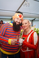 Rosenmontag Wecken Rathaus Umzug Heerlager 2026-02-16 156  Rosenmontag 2026 - Es sollte unser schönster Tag werden, aber das Wetter wollte es anders. Trotzdem wird er unvergesslich bleiben. Beim Wecken  vor dem WYNDHAM Hotel Duisburger Hof war es schon recht ungemütlich. Danach verbrachten wir ein paar schöne Stunden in unserem Rathaus, beim Prinzenfrühstück mit OB Sören Link. Pünktlich zum Start des Rosenmontagszugs geht es los mit dem Regen, bis auf kurze Momente hielt er an bis zum Ende des Zuges. Nachdem sich alle im König Pilsener Festzelt auf gewärmt hatten, kamen auf der Bühne die Verabschiedung von unserer Crew, Toni I., und der Kinderprinzencrew 2026. : DVPJ, Toni I, Jules I., Prinz Karneval, Prinz, Prinzessin Aileen I., Hofmarschälle, Page, Pagen, Paginnen, HDK, Duisburg, Karneval, Helau, Tollität, Event, Session 2025, Session 2025, HDK Duisburg, Hauptausschuss, Hauptausschuss Karneval Duisburg, Duisburg ist echt