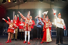 Rosenmontag Wecken Rathaus Umzug Heerlager 2026-02-16 158  Rosenmontag 2026 - Es sollte unser schönster Tag werden, aber das Wetter wollte es anders. Trotzdem wird er unvergesslich bleiben. Beim Wecken  vor dem WYNDHAM Hotel Duisburger Hof war es schon recht ungemütlich. Danach verbrachten wir ein paar schöne Stunden in unserem Rathaus, beim Prinzenfrühstück mit OB Sören Link. Pünktlich zum Start des Rosenmontagszugs geht es los mit dem Regen, bis auf kurze Momente hielt er an bis zum Ende des Zuges. Nachdem sich alle im König Pilsener Festzelt auf gewärmt hatten, kamen auf der Bühne die Verabschiedung von unserer Crew, Toni I., und der Kinderprinzencrew 2026. : DVPJ, Toni I, Jules I., Prinz Karneval, Prinz, Prinzessin Aileen I., Hofmarschälle, Page, Pagen, Paginnen, HDK, Duisburg, Karneval, Helau, Tollität, Event, Session 2025, Session 2025, HDK Duisburg, Hauptausschuss, Hauptausschuss Karneval Duisburg, Duisburg ist echt