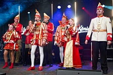 Rosenmontag Wecken Rathaus Umzug Heerlager 2026-02-16 159  Rosenmontag 2026 - Es sollte unser schönster Tag werden, aber das Wetter wollte es anders. Trotzdem wird er unvergesslich bleiben. Beim Wecken  vor dem WYNDHAM Hotel Duisburger Hof war es schon recht ungemütlich. Danach verbrachten wir ein paar schöne Stunden in unserem Rathaus, beim Prinzenfrühstück mit OB Sören Link. Pünktlich zum Start des Rosenmontagszugs geht es los mit dem Regen, bis auf kurze Momente hielt er an bis zum Ende des Zuges. Nachdem sich alle im König Pilsener Festzelt auf gewärmt hatten, kamen auf der Bühne die Verabschiedung von unserer Crew, Toni I., und der Kinderprinzencrew 2026. : DVPJ, Toni I, Jules I., Prinz Karneval, Prinz, Prinzessin Aileen I., Hofmarschälle, Page, Pagen, Paginnen, HDK, Duisburg, Karneval, Helau, Tollität, Event, Session 2025, Session 2025, HDK Duisburg, Hauptausschuss, Hauptausschuss Karneval Duisburg, Duisburg ist echt