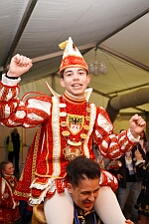 Rosenmontag Wecken Rathaus Umzug Heerlager 2026-02-16 161  Rosenmontag 2026 - Es sollte unser schönster Tag werden, aber das Wetter wollte es anders. Trotzdem wird er unvergesslich bleiben. Beim Wecken  vor dem WYNDHAM Hotel Duisburger Hof war es schon recht ungemütlich. Danach verbrachten wir ein paar schöne Stunden in unserem Rathaus, beim Prinzenfrühstück mit OB Sören Link. Pünktlich zum Start des Rosenmontagszugs geht es los mit dem Regen, bis auf kurze Momente hielt er an bis zum Ende des Zuges. Nachdem sich alle im König Pilsener Festzelt auf gewärmt hatten, kamen auf der Bühne die Verabschiedung von unserer Crew, Toni I., und der Kinderprinzencrew 2026. : DVPJ, Toni I, Jules I., Prinz Karneval, Prinz, Prinzessin Aileen I., Hofmarschälle, Page, Pagen, Paginnen, HDK, Duisburg, Karneval, Helau, Tollität, Event, Session 2025, Session 2025, HDK Duisburg, Hauptausschuss, Hauptausschuss Karneval Duisburg, Duisburg ist echt