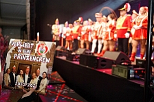 Rosenmontag Wecken Rathaus Umzug Heerlager 2026-02-16 163  Rosenmontag 2026 - Es sollte unser schönster Tag werden, aber das Wetter wollte es anders. Trotzdem wird er unvergesslich bleiben. Beim Wecken  vor dem WYNDHAM Hotel Duisburger Hof war es schon recht ungemütlich. Danach verbrachten wir ein paar schöne Stunden in unserem Rathaus, beim Prinzenfrühstück mit OB Sören Link. Pünktlich zum Start des Rosenmontagszugs geht es los mit dem Regen, bis auf kurze Momente hielt er an bis zum Ende des Zuges. Nachdem sich alle im König Pilsener Festzelt auf gewärmt hatten, kamen auf der Bühne die Verabschiedung von unserer Crew, Toni I., und der Kinderprinzencrew 2026. : DVPJ, Toni I, Jules I., Prinz Karneval, Prinz, Prinzessin Aileen I., Hofmarschälle, Page, Pagen, Paginnen, HDK, Duisburg, Karneval, Helau, Tollität, Event, Session 2025, Session 2025, HDK Duisburg, Hauptausschuss, Hauptausschuss Karneval Duisburg, Duisburg ist echt