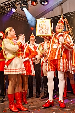 Rosenmontag Wecken Rathaus Umzug Heerlager 2026-02-16 166  Rosenmontag 2026 - Es sollte unser schönster Tag werden, aber das Wetter wollte es anders. Trotzdem wird er unvergesslich bleiben. Beim Wecken  vor dem WYNDHAM Hotel Duisburger Hof war es schon recht ungemütlich. Danach verbrachten wir ein paar schöne Stunden in unserem Rathaus, beim Prinzenfrühstück mit OB Sören Link. Pünktlich zum Start des Rosenmontagszugs geht es los mit dem Regen, bis auf kurze Momente hielt er an bis zum Ende des Zuges. Nachdem sich alle im König Pilsener Festzelt auf gewärmt hatten, kamen auf der Bühne die Verabschiedung von unserer Crew, Toni I., und der Kinderprinzencrew 2026. : DVPJ, Toni I, Jules I., Prinz Karneval, Prinz, Prinzessin Aileen I., Hofmarschälle, Page, Pagen, Paginnen, HDK, Duisburg, Karneval, Helau, Tollität, Event, Session 2025, Session 2025, HDK Duisburg, Hauptausschuss, Hauptausschuss Karneval Duisburg, Duisburg ist echt