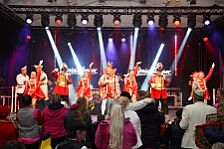 Rosenmontag Wecken Rathaus Umzug Heerlager 2026-02-16 167  Rosenmontag 2026 - Es sollte unser schönster Tag werden, aber das Wetter wollte es anders. Trotzdem wird er unvergesslich bleiben. Beim Wecken  vor dem WYNDHAM Hotel Duisburger Hof war es schon recht ungemütlich. Danach verbrachten wir ein paar schöne Stunden in unserem Rathaus, beim Prinzenfrühstück mit OB Sören Link. Pünktlich zum Start des Rosenmontagszugs geht es los mit dem Regen, bis auf kurze Momente hielt er an bis zum Ende des Zuges. Nachdem sich alle im König Pilsener Festzelt auf gewärmt hatten, kamen auf der Bühne die Verabschiedung von unserer Crew, Toni I., und der Kinderprinzencrew 2026. : DVPJ, Toni I, Jules I., Prinz Karneval, Prinz, Prinzessin Aileen I., Hofmarschälle, Page, Pagen, Paginnen, HDK, Duisburg, Karneval, Helau, Tollität, Event, Session 2025, Session 2025, HDK Duisburg, Hauptausschuss, Hauptausschuss Karneval Duisburg, Duisburg ist echt