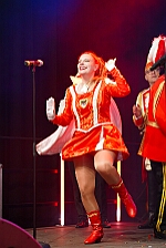 Rosenmontag Wecken Rathaus Umzug Heerlager 2026-02-16 170  Rosenmontag 2026 - Es sollte unser schönster Tag werden, aber das Wetter wollte es anders. Trotzdem wird er unvergesslich bleiben. Beim Wecken  vor dem WYNDHAM Hotel Duisburger Hof war es schon recht ungemütlich. Danach verbrachten wir ein paar schöne Stunden in unserem Rathaus, beim Prinzenfrühstück mit OB Sören Link. Pünktlich zum Start des Rosenmontagszugs geht es los mit dem Regen, bis auf kurze Momente hielt er an bis zum Ende des Zuges. Nachdem sich alle im König Pilsener Festzelt auf gewärmt hatten, kamen auf der Bühne die Verabschiedung von unserer Crew, Toni I., und der Kinderprinzencrew 2026. : DVPJ, Toni I, Jules I., Prinz Karneval, Prinz, Prinzessin Aileen I., Hofmarschälle, Page, Pagen, Paginnen, HDK, Duisburg, Karneval, Helau, Tollität, Event, Session 2025, Session 2025, HDK Duisburg, Hauptausschuss, Hauptausschuss Karneval Duisburg, Duisburg ist echt