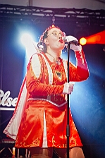 Rosenmontag Wecken Rathaus Umzug Heerlager 2026-02-16 171  Rosenmontag 2026 - Es sollte unser schönster Tag werden, aber das Wetter wollte es anders. Trotzdem wird er unvergesslich bleiben. Beim Wecken  vor dem WYNDHAM Hotel Duisburger Hof war es schon recht ungemütlich. Danach verbrachten wir ein paar schöne Stunden in unserem Rathaus, beim Prinzenfrühstück mit OB Sören Link. Pünktlich zum Start des Rosenmontagszugs geht es los mit dem Regen, bis auf kurze Momente hielt er an bis zum Ende des Zuges. Nachdem sich alle im König Pilsener Festzelt auf gewärmt hatten, kamen auf der Bühne die Verabschiedung von unserer Crew, Toni I., und der Kinderprinzencrew 2026. : DVPJ, Toni I, Jules I., Prinz Karneval, Prinz, Prinzessin Aileen I., Hofmarschälle, Page, Pagen, Paginnen, HDK, Duisburg, Karneval, Helau, Tollität, Event, Session 2025, Session 2025, HDK Duisburg, Hauptausschuss, Hauptausschuss Karneval Duisburg, Duisburg ist echt