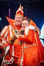 Rosenmontag Wecken Rathaus Umzug Heerlager 2026-02-16 174  Rosenmontag 2026 - Es sollte unser schönster Tag werden, aber das Wetter wollte es anders. Trotzdem wird er unvergesslich bleiben. Beim Wecken  vor dem WYNDHAM Hotel Duisburger Hof war es schon recht ungemütlich. Danach verbrachten wir ein paar schöne Stunden in unserem Rathaus, beim Prinzenfrühstück mit OB Sören Link. Pünktlich zum Start des Rosenmontagszugs geht es los mit dem Regen, bis auf kurze Momente hielt er an bis zum Ende des Zuges. Nachdem sich alle im König Pilsener Festzelt auf gewärmt hatten, kamen auf der Bühne die Verabschiedung von unserer Crew, Toni I., und der Kinderprinzencrew 2026. : DVPJ, Toni I, Jules I., Prinz Karneval, Prinz, Prinzessin Aileen I., Hofmarschälle, Page, Pagen, Paginnen, HDK, Duisburg, Karneval, Helau, Tollität, Event, Session 2025, Session 2025, HDK Duisburg, Hauptausschuss, Hauptausschuss Karneval Duisburg, Duisburg ist echt