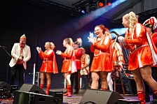 Rosenmontag Wecken Rathaus Umzug Heerlager 2026-02-16 175  Rosenmontag 2026 - Es sollte unser schönster Tag werden, aber das Wetter wollte es anders. Trotzdem wird er unvergesslich bleiben. Beim Wecken  vor dem WYNDHAM Hotel Duisburger Hof war es schon recht ungemütlich. Danach verbrachten wir ein paar schöne Stunden in unserem Rathaus, beim Prinzenfrühstück mit OB Sören Link. Pünktlich zum Start des Rosenmontagszugs geht es los mit dem Regen, bis auf kurze Momente hielt er an bis zum Ende des Zuges. Nachdem sich alle im König Pilsener Festzelt auf gewärmt hatten, kamen auf der Bühne die Verabschiedung von unserer Crew, Toni I., und der Kinderprinzencrew 2026. : DVPJ, Toni I, Jules I., Prinz Karneval, Prinz, Prinzessin Aileen I., Hofmarschälle, Page, Pagen, Paginnen, HDK, Duisburg, Karneval, Helau, Tollität, Event, Session 2025, Session 2025, HDK Duisburg, Hauptausschuss, Hauptausschuss Karneval Duisburg, Duisburg ist echt