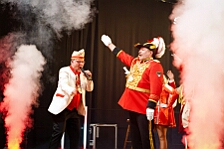 Rosenmontag Wecken Rathaus Umzug Heerlager 2026-02-16 176  Rosenmontag 2026 - Es sollte unser schönster Tag werden, aber das Wetter wollte es anders. Trotzdem wird er unvergesslich bleiben. Beim Wecken  vor dem WYNDHAM Hotel Duisburger Hof war es schon recht ungemütlich. Danach verbrachten wir ein paar schöne Stunden in unserem Rathaus, beim Prinzenfrühstück mit OB Sören Link. Pünktlich zum Start des Rosenmontagszugs geht es los mit dem Regen, bis auf kurze Momente hielt er an bis zum Ende des Zuges. Nachdem sich alle im König Pilsener Festzelt auf gewärmt hatten, kamen auf der Bühne die Verabschiedung von unserer Crew, Toni I., und der Kinderprinzencrew 2026. : DVPJ, Toni I, Jules I., Prinz Karneval, Prinz, Prinzessin Aileen I., Hofmarschälle, Page, Pagen, Paginnen, HDK, Duisburg, Karneval, Helau, Tollität, Event, Session 2025, Session 2025, HDK Duisburg, Hauptausschuss, Hauptausschuss Karneval Duisburg, Duisburg ist echt