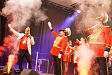 Rosenmontag Wecken Rathaus Umzug Heerlager 2026-02-16 177  Rosenmontag 2026 - Es sollte unser schönster Tag werden, aber das Wetter wollte es anders. Trotzdem wird er unvergesslich bleiben. Beim Wecken  vor dem WYNDHAM Hotel Duisburger Hof war es schon recht ungemütlich. Danach verbrachten wir ein paar schöne Stunden in unserem Rathaus, beim Prinzenfrühstück mit OB Sören Link. Pünktlich zum Start des Rosenmontagszugs geht es los mit dem Regen, bis auf kurze Momente hielt er an bis zum Ende des Zuges. Nachdem sich alle im König Pilsener Festzelt auf gewärmt hatten, kamen auf der Bühne die Verabschiedung von unserer Crew, Toni I., und der Kinderprinzencrew 2026. : DVPJ, Toni I, Jules I., Prinz Karneval, Prinz, Prinzessin Aileen I., Hofmarschälle, Page, Pagen, Paginnen, HDK, Duisburg, Karneval, Helau, Tollität, Event, Session 2025, Session 2025, HDK Duisburg, Hauptausschuss, Hauptausschuss Karneval Duisburg, Duisburg ist echt