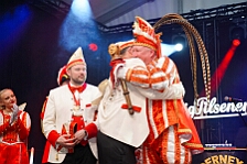 Rosenmontag Wecken Rathaus Umzug Heerlager 2026-02-16 178  Rosenmontag 2026 - Es sollte unser schönster Tag werden, aber das Wetter wollte es anders. Trotzdem wird er unvergesslich bleiben. Beim Wecken  vor dem WYNDHAM Hotel Duisburger Hof war es schon recht ungemütlich. Danach verbrachten wir ein paar schöne Stunden in unserem Rathaus, beim Prinzenfrühstück mit OB Sören Link. Pünktlich zum Start des Rosenmontagszugs geht es los mit dem Regen, bis auf kurze Momente hielt er an bis zum Ende des Zuges. Nachdem sich alle im König Pilsener Festzelt auf gewärmt hatten, kamen auf der Bühne die Verabschiedung von unserer Crew, Toni I., und der Kinderprinzencrew 2026. : DVPJ, Toni I, Jules I., Prinz Karneval, Prinz, Prinzessin Aileen I., Hofmarschälle, Page, Pagen, Paginnen, HDK, Duisburg, Karneval, Helau, Tollität, Event, Session 2025, Session 2025, HDK Duisburg, Hauptausschuss, Hauptausschuss Karneval Duisburg, Duisburg ist echt