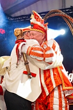 Rosenmontag Wecken Rathaus Umzug Heerlager 2026-02-16 179  Rosenmontag 2026 - Es sollte unser schönster Tag werden, aber das Wetter wollte es anders. Trotzdem wird er unvergesslich bleiben. Beim Wecken  vor dem WYNDHAM Hotel Duisburger Hof war es schon recht ungemütlich. Danach verbrachten wir ein paar schöne Stunden in unserem Rathaus, beim Prinzenfrühstück mit OB Sören Link. Pünktlich zum Start des Rosenmontagszugs geht es los mit dem Regen, bis auf kurze Momente hielt er an bis zum Ende des Zuges. Nachdem sich alle im König Pilsener Festzelt auf gewärmt hatten, kamen auf der Bühne die Verabschiedung von unserer Crew, Toni I., und der Kinderprinzencrew 2026. : DVPJ, Toni I, Jules I., Prinz Karneval, Prinz, Prinzessin Aileen I., Hofmarschälle, Page, Pagen, Paginnen, HDK, Duisburg, Karneval, Helau, Tollität, Event, Session 2025, Session 2025, HDK Duisburg, Hauptausschuss, Hauptausschuss Karneval Duisburg, Duisburg ist echt